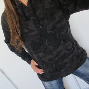 ZELLA Sweatshirt Size Medium Black Camo Pullover Hoodie